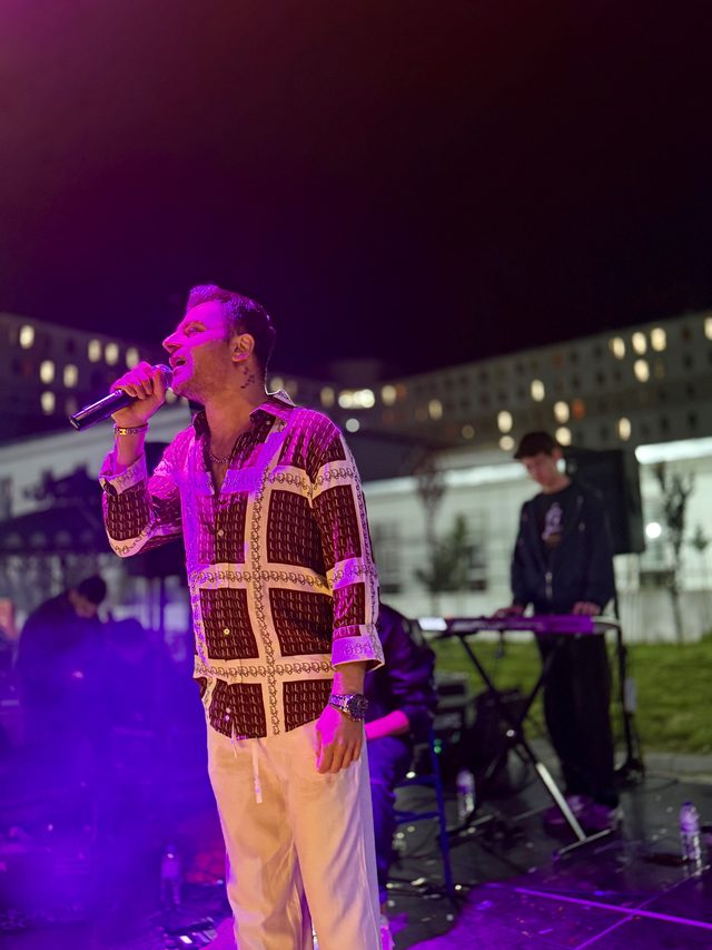 Orkun Kahriman açık hava konserinde canlı performans sırasında şarkı söylerken