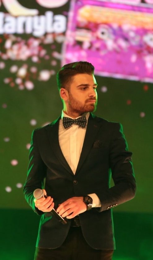 Orkun Kahriman papyon ve takım elbiseyle sahnede